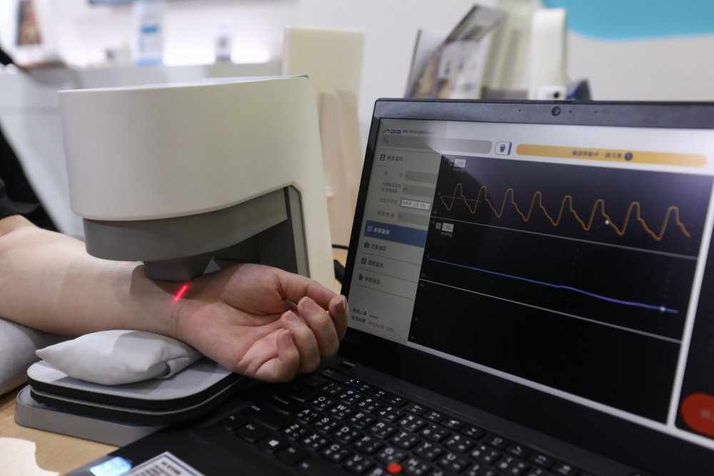 4688美高梅耘康脈象檢測系統透過電腦精準控制升降系統，還原中醫師三指把脈過程的舉、按、尋手法，將脈象感受轉化成數據，未來可結合大數據分析，實現智慧醫療及準確性